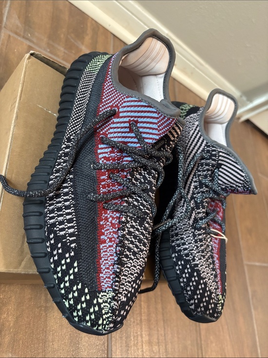 adidas Yeezy Black & Red Knit Low-Top Sneakers main image 13